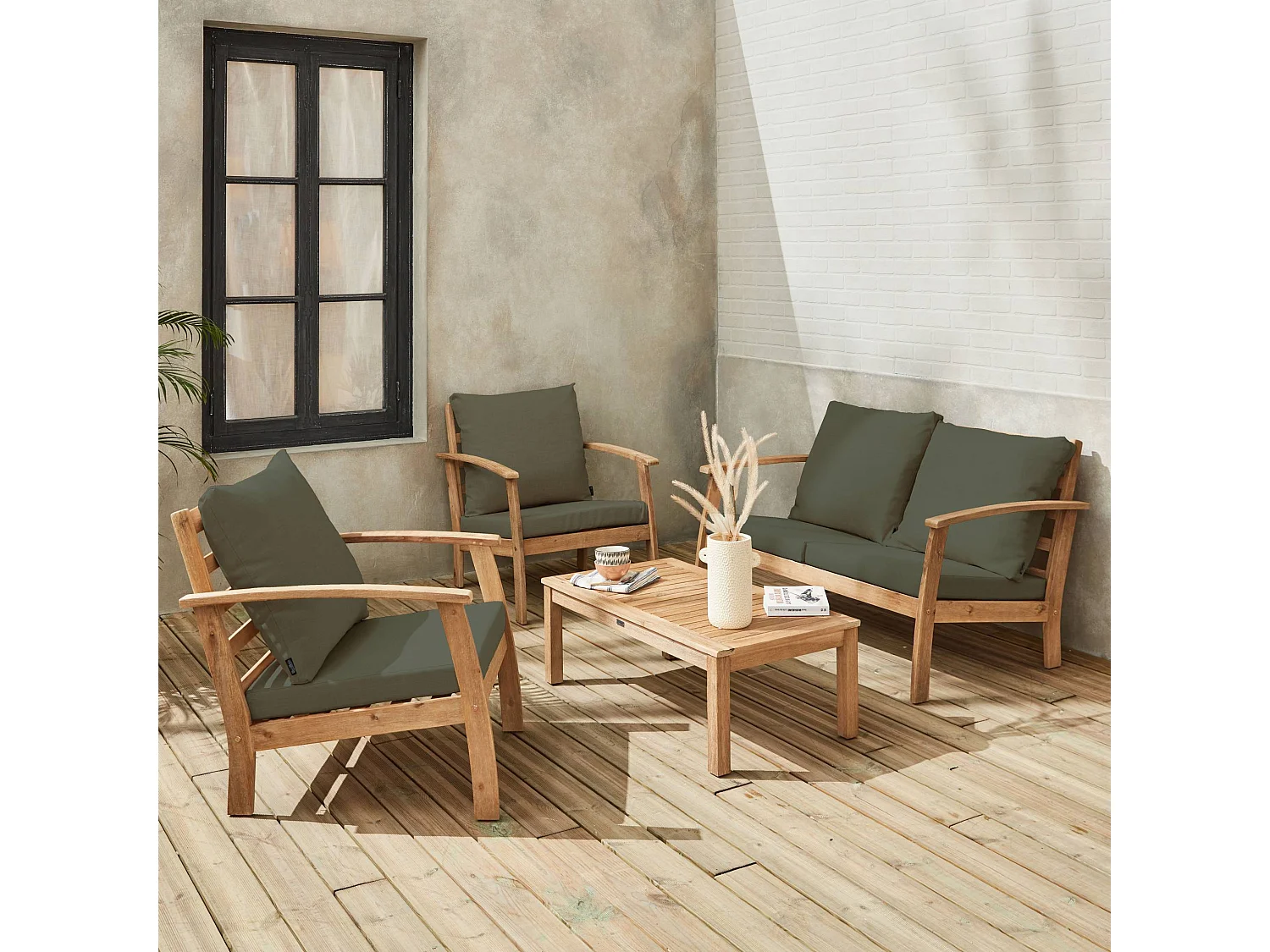 Salon de jardin en bois 4 places Coussins kaki. canapé. fauteuils et table basse en acacia. design