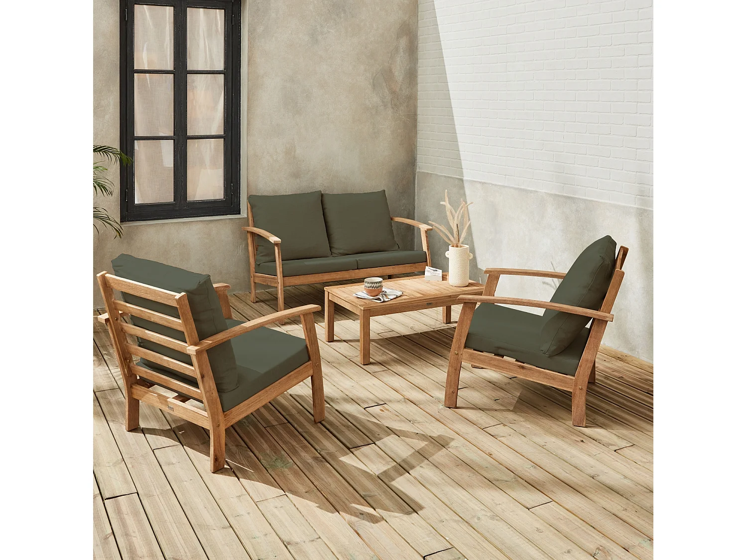 Salon de jardin en bois 4 places Coussins kaki. canapé. fauteuils et table basse en acacia. design