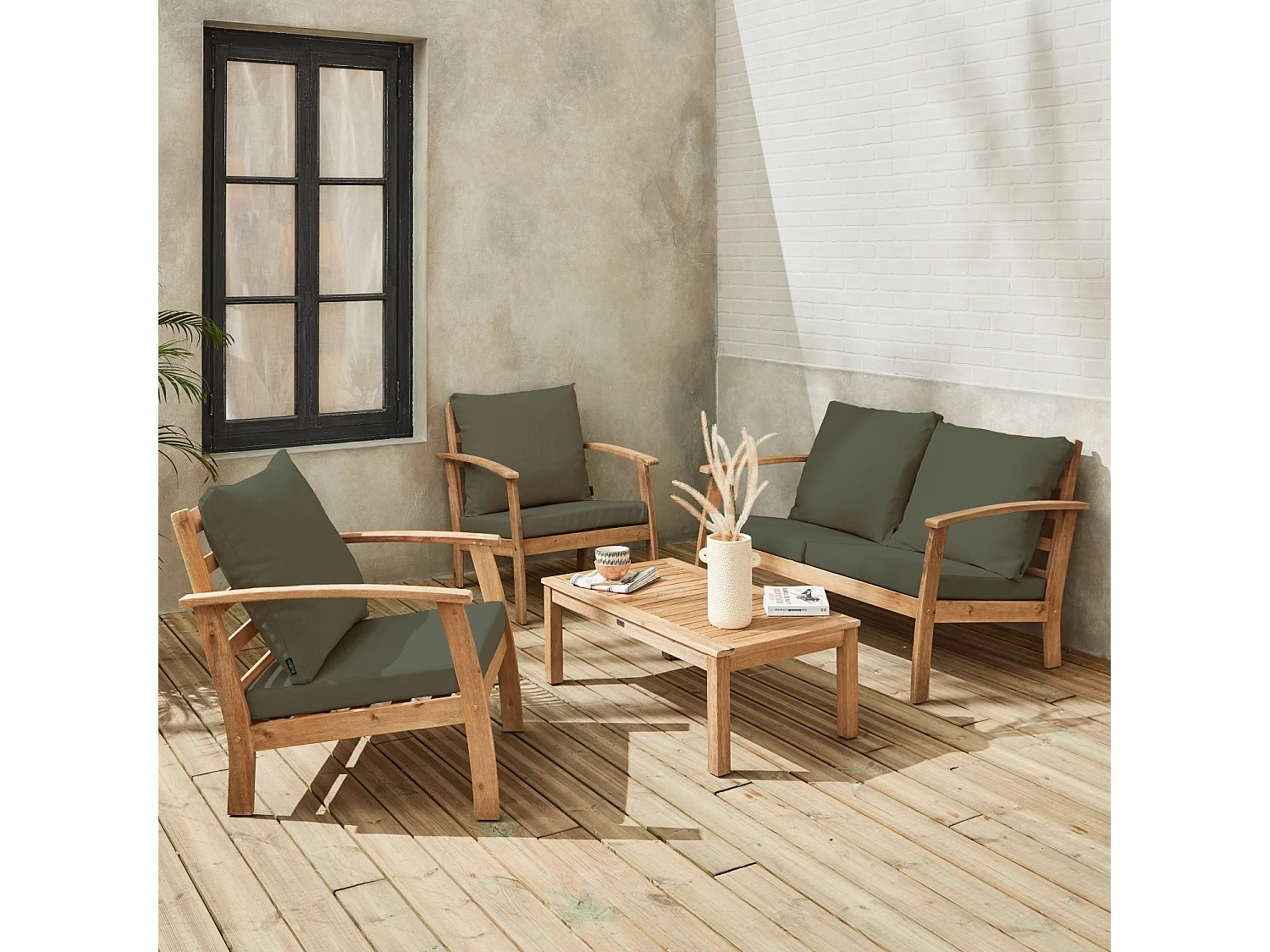 Salon de jardin en bois 4 places Coussins kaki. canapé. fauteuils et table basse en acacia. design