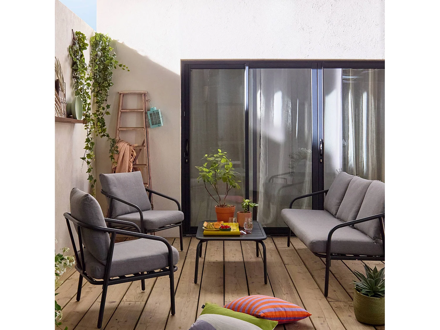 Salon de jardin en acier. structure anthracite. coussins gris. 5 places