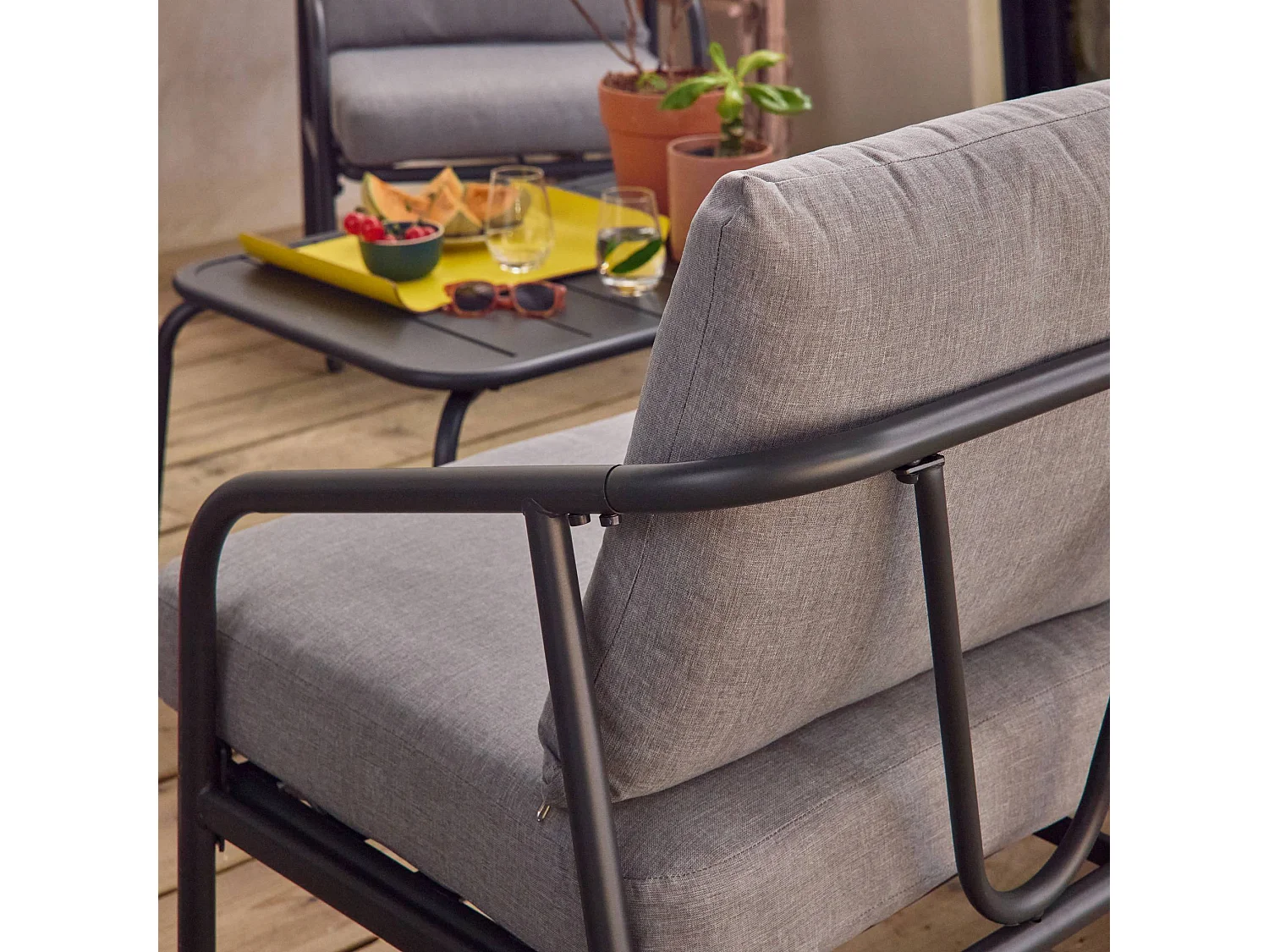 Salon de jardin en acier. structure anthracite. coussins gris. 5 places