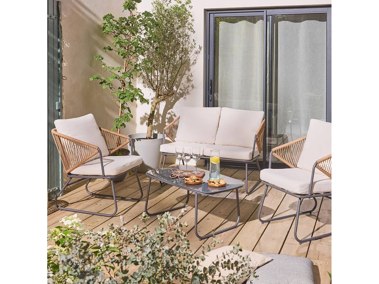 Salon de jardin métal et résine naturelle. effet corde. coussins beiges. 4 places