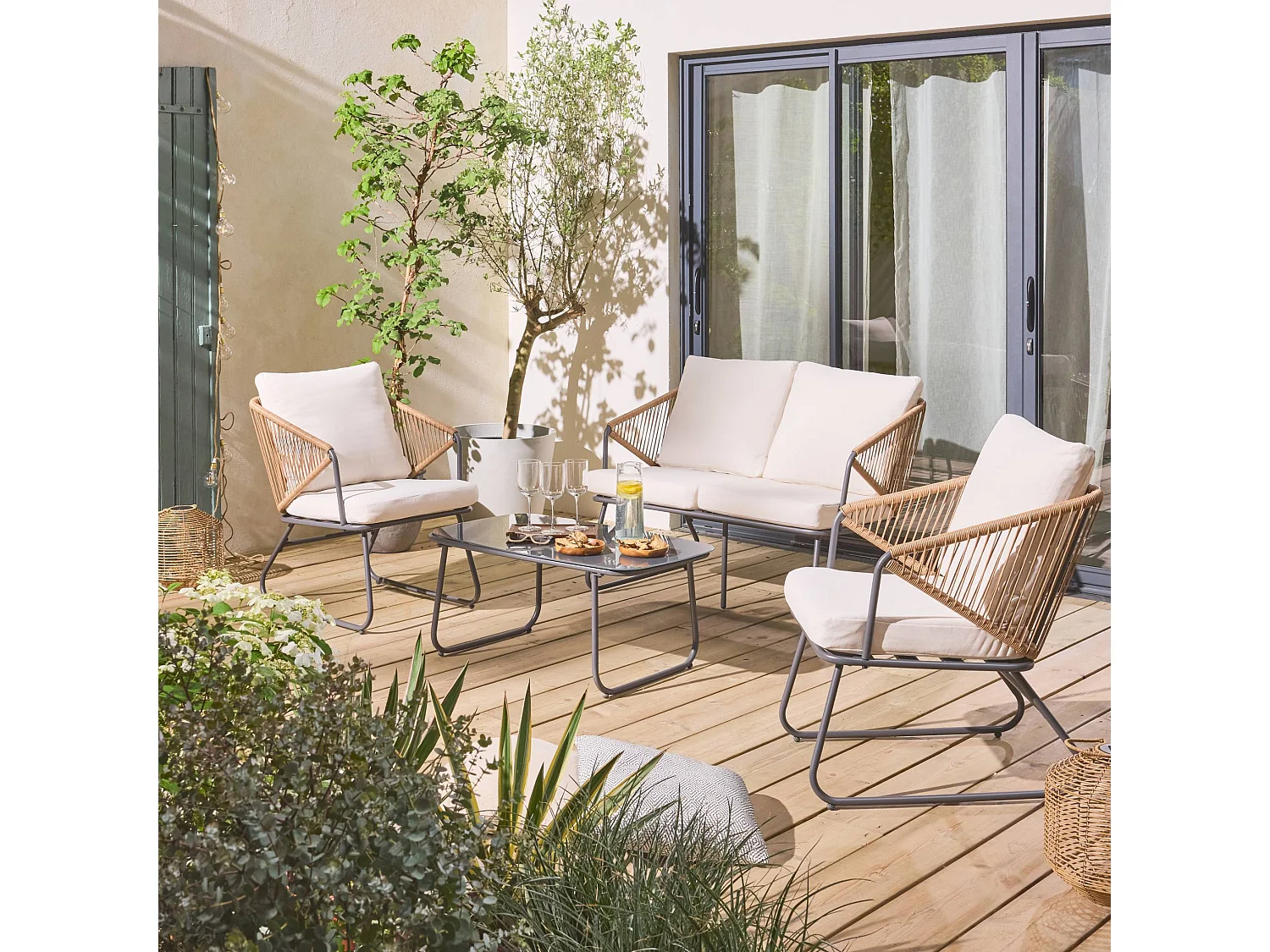 Salon de jardin métal et résine naturelle. effet corde. coussins beiges. 4 places