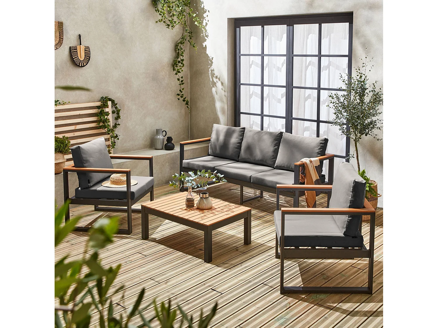 Salon de jardin 5 places en aluminium et eucalyptus – NAZCA – Structure noire. Coussins gris foncé