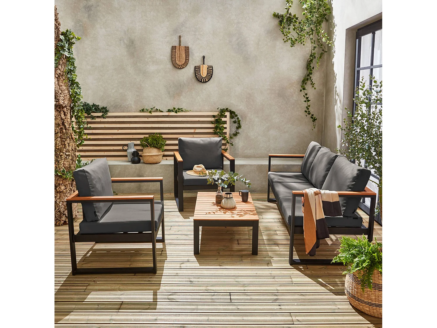 Salon de jardin 5 places en aluminium et eucalyptus – NAZCA – Structure noire. Coussins gris foncé