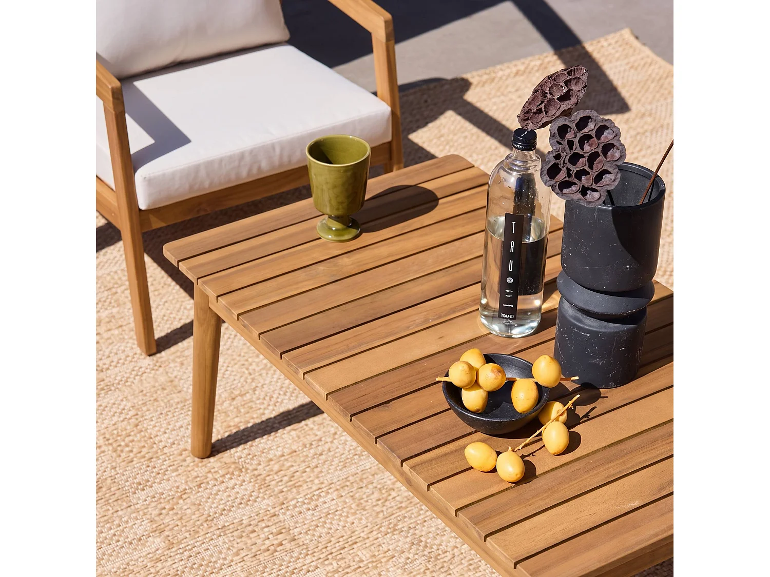 Salon de jardin beige 4 places LOBERIA. bois d'acacia dossier avec lanières effet cuir