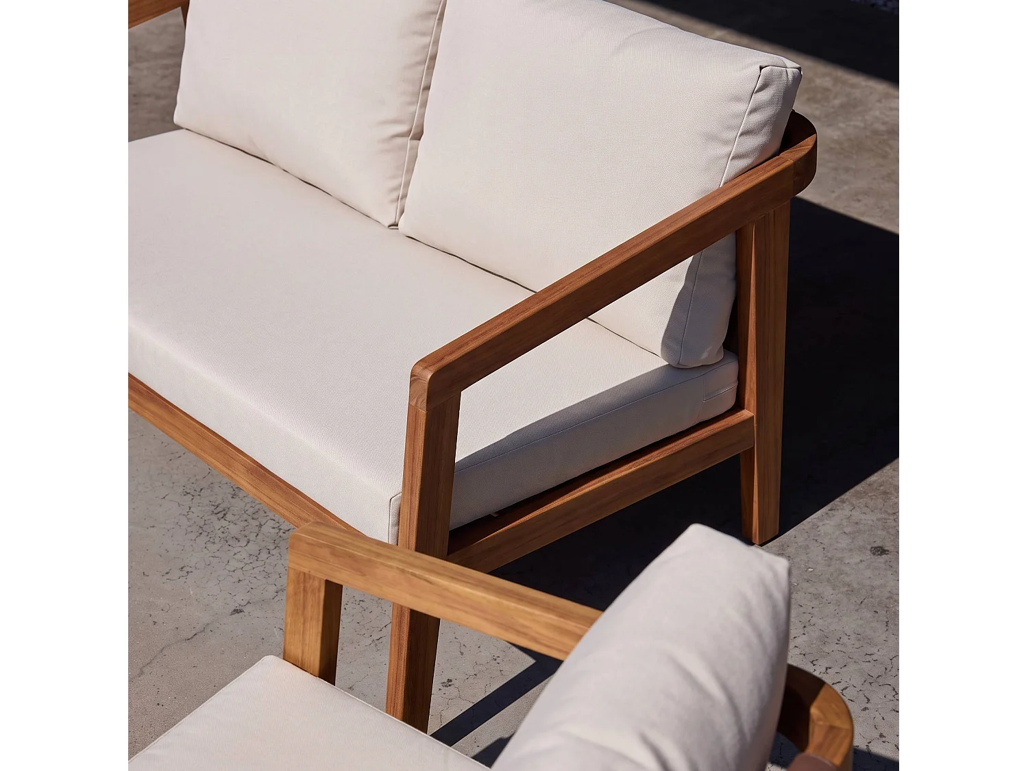 Salon de jardin beige 4 places LOBERIA. bois d'acacia dossier avec lanières effet cuir