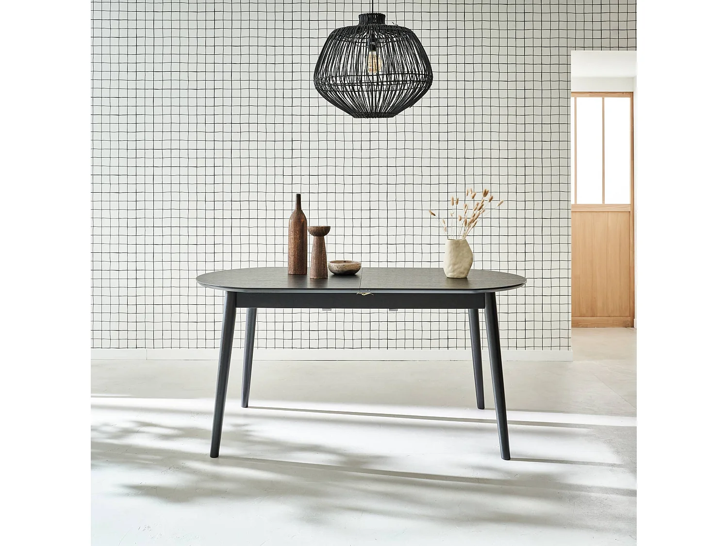 Table à manger extensible noire ovale Lisa 6 à 8 places. 160 à 210 cm