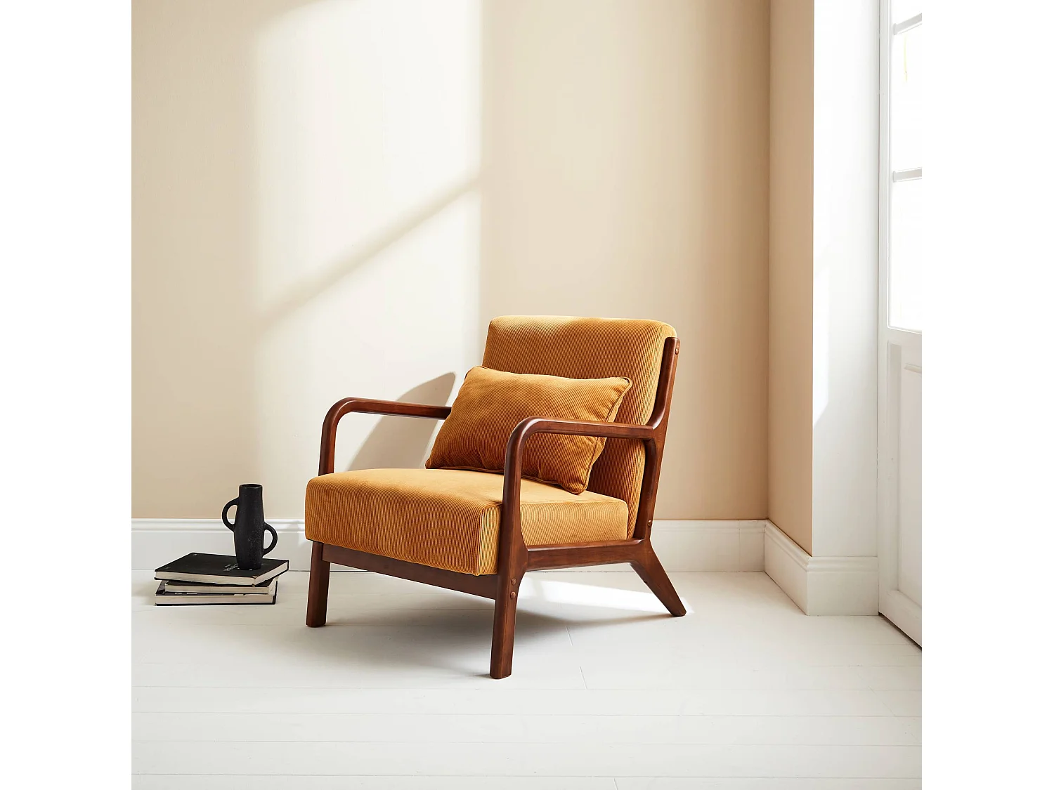 Poltrona scandinava in velluto a coste e legno di hevea, ocra