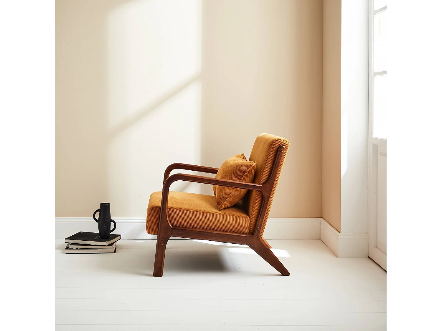 Poltrona scandinava in velluto a coste e legno di hevea, ocra