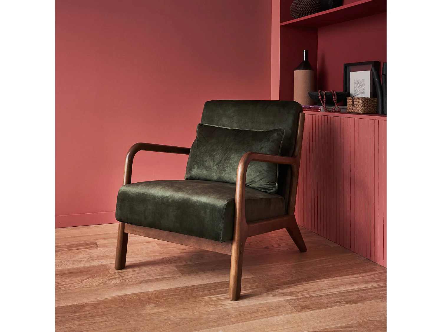 Poltrona scandinava in velluto e legno di hevea tinto noce chiaro,