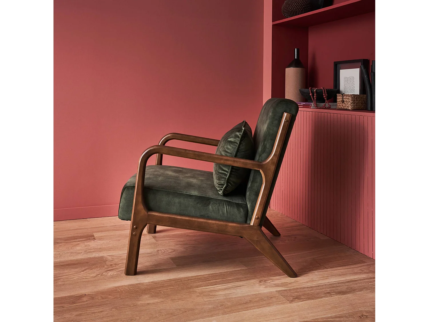 Poltrona scandinava in velluto e legno di hevea tinto noce chiaro,