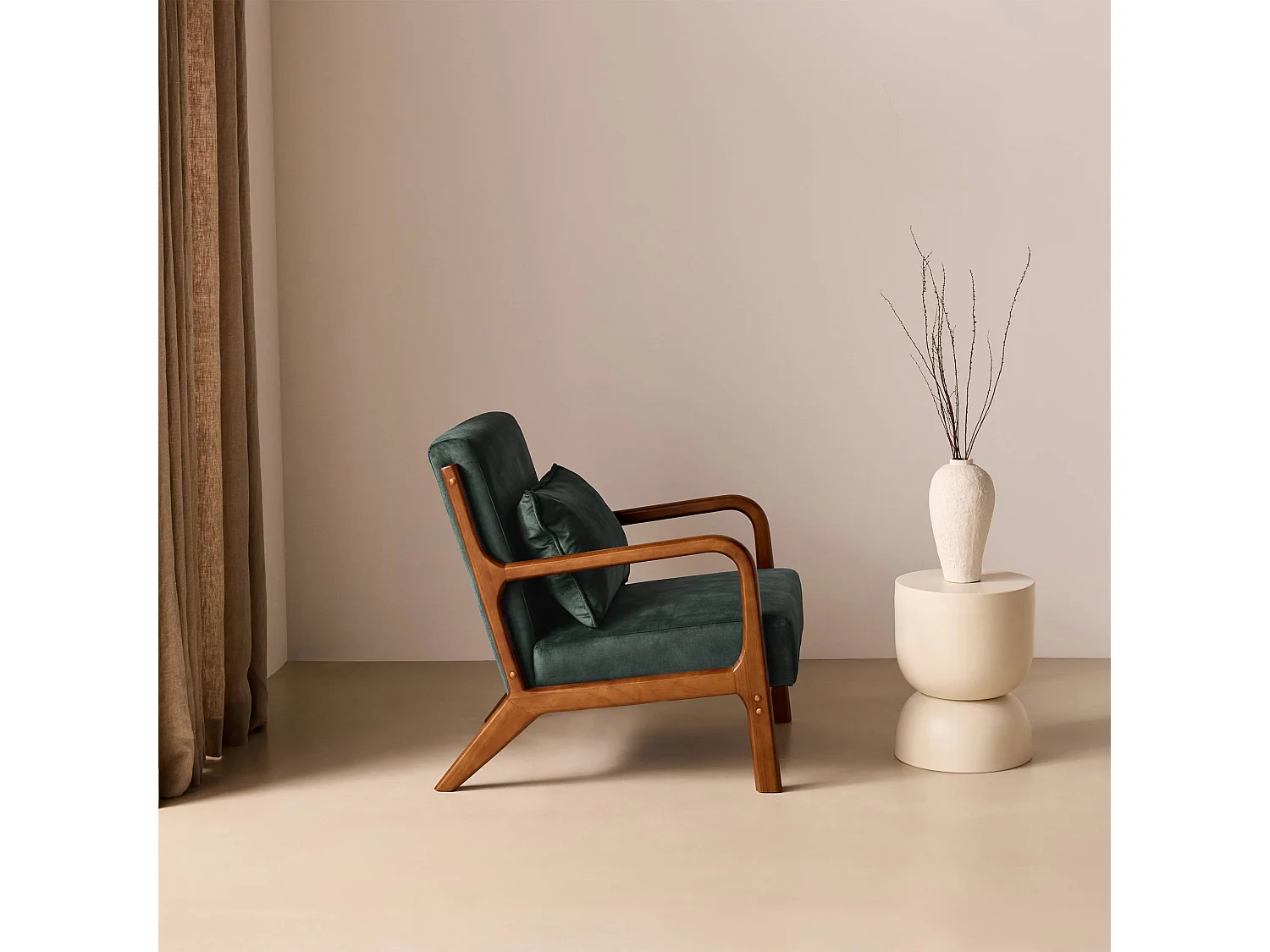 Fauteuil en velours kaki foncé. pieds bois d'hévéa teinté noyer clair. 1 place droit fixe. pieds compas scandinave