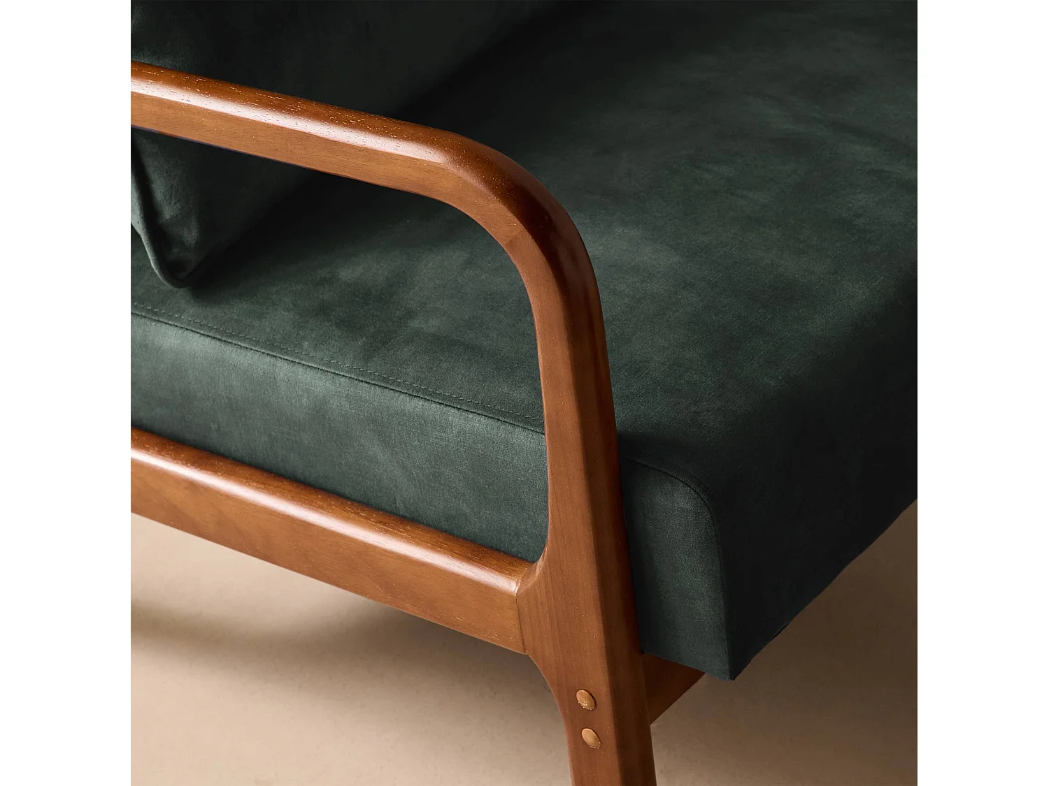 Fauteuil en velours kaki foncé. pieds bois d'hévéa teinté noyer clair. 1 place droit fixe. pieds compas scandinave