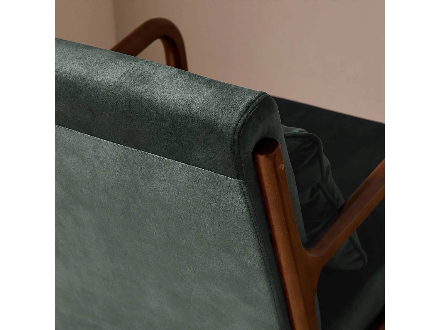Fauteuil en velours kaki foncé. pieds bois d'hévéa teinté noyer clair. 1 place droit fixe. pieds compas scandinave