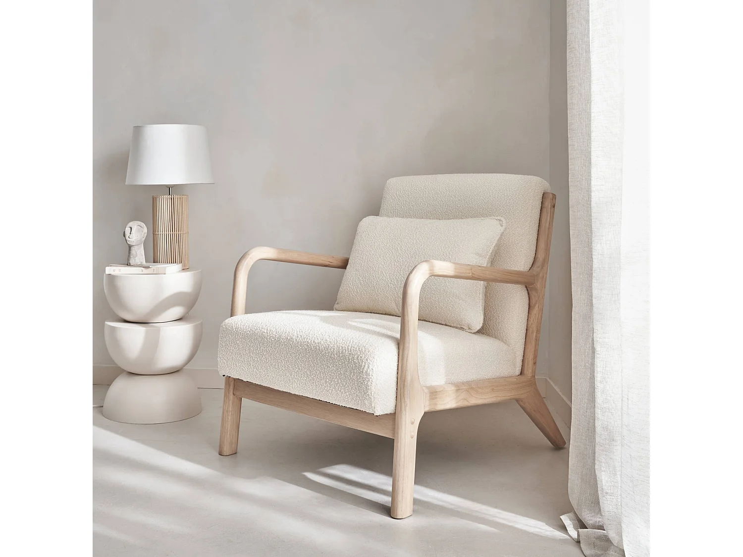 Poltrona scandinava in legno e tessuto bouclé testurizzato, beige