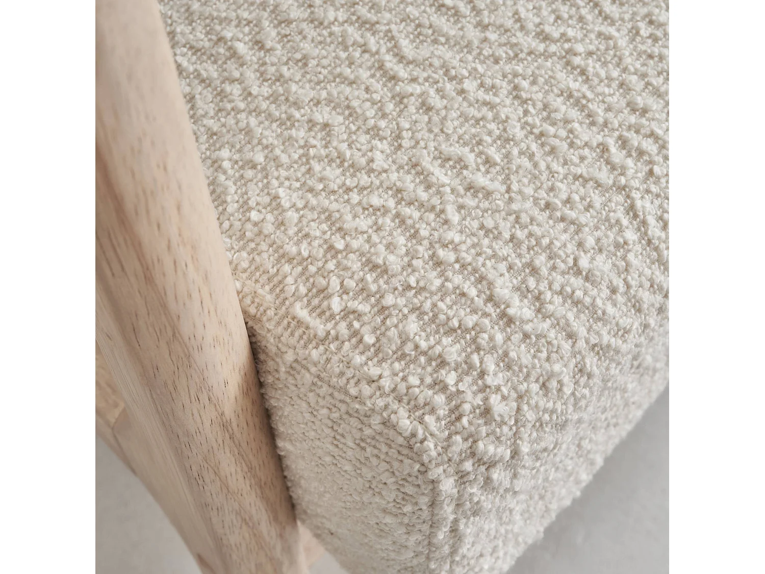 Poltrona scandinava in legno e tessuto bouclé testurizzato, beige