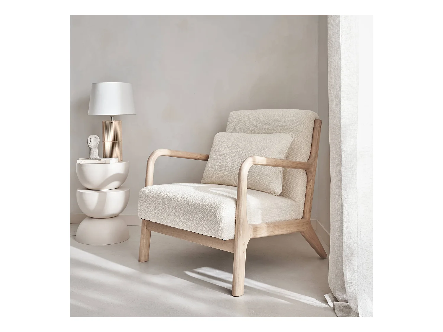 Fauteuil à bouclettes blanches texturées. bois et tissu. 1 place droit fixe. pieds compas scandinave. structure en bois solide