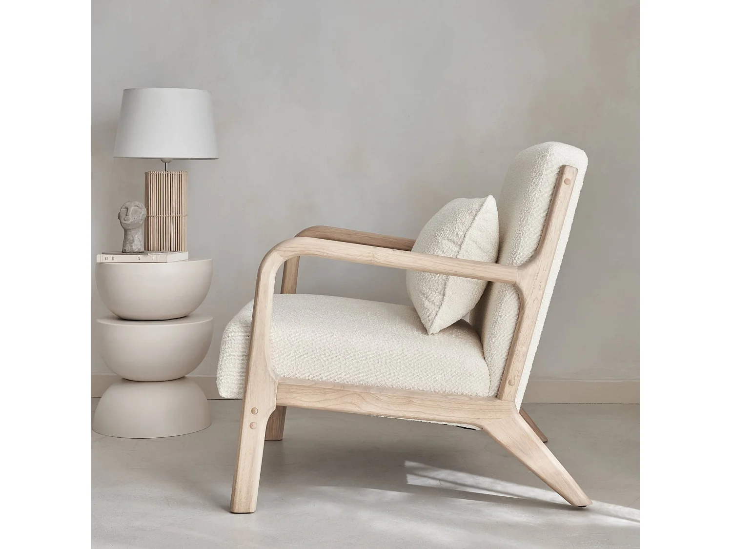 Poltrona scandinava in legno e tessuto bouclé testurizzato, beige