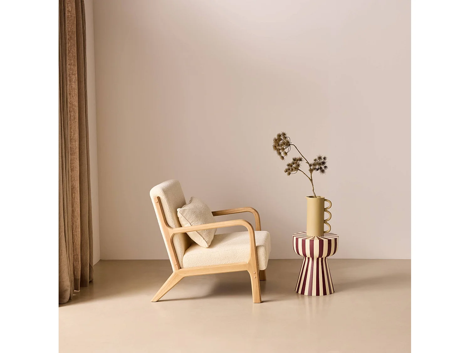 Fauteuil à bouclettes blanches texturées. bois et tissu. 1 place droit fixe. pieds compas scandinave. structure en bois solide