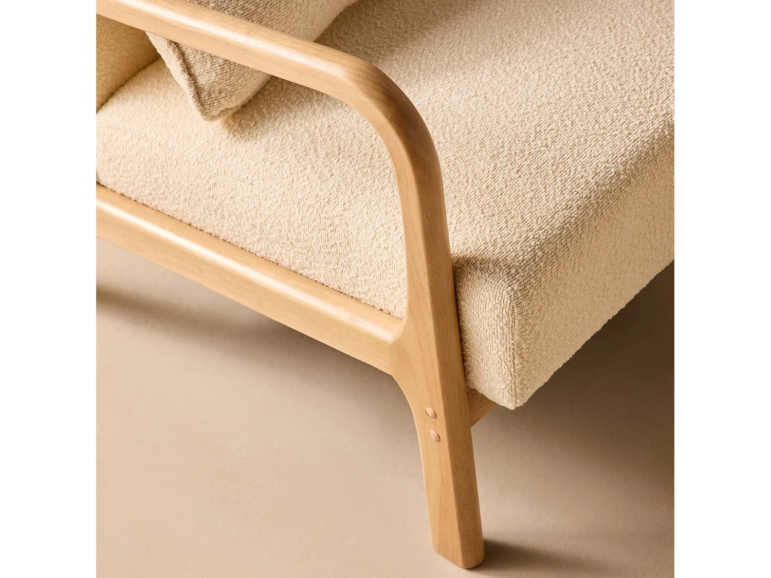 Fauteuil à bouclettes blanches texturées. bois et tissu. 1 place droit fixe. pieds compas scandinave. structure en bois solide