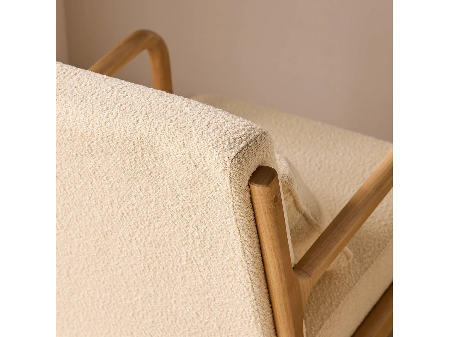 Fauteuil à bouclettes blanches texturées. bois et tissu. 1 place droit fixe. pieds compas scandinave. structure en bois solide