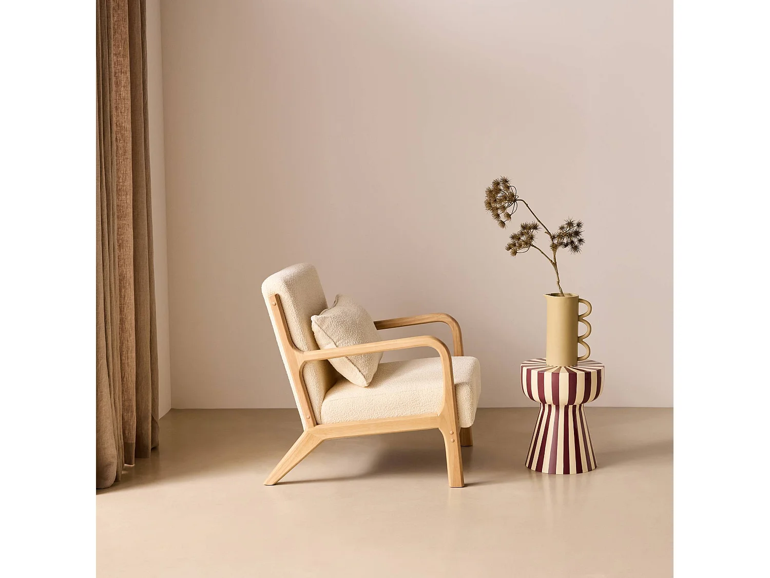 Sillón escandinavo de madera y tela de borreguito texturizado beige