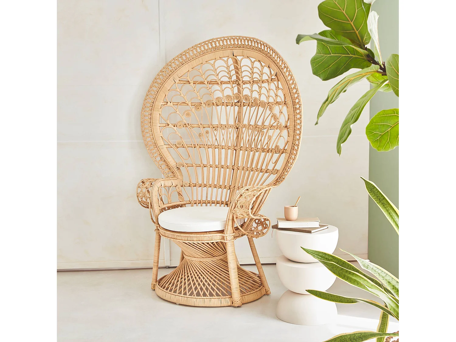 Fauteuil vintage en rotin avec coussin d'assise. Mahe. L 110 x P 60 x H150cm