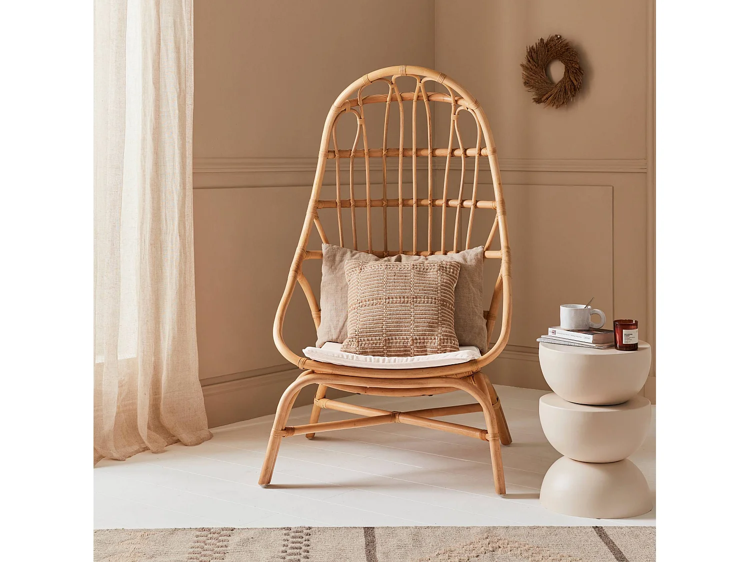 Sillón de ratán en forma de huevo con cojín natural