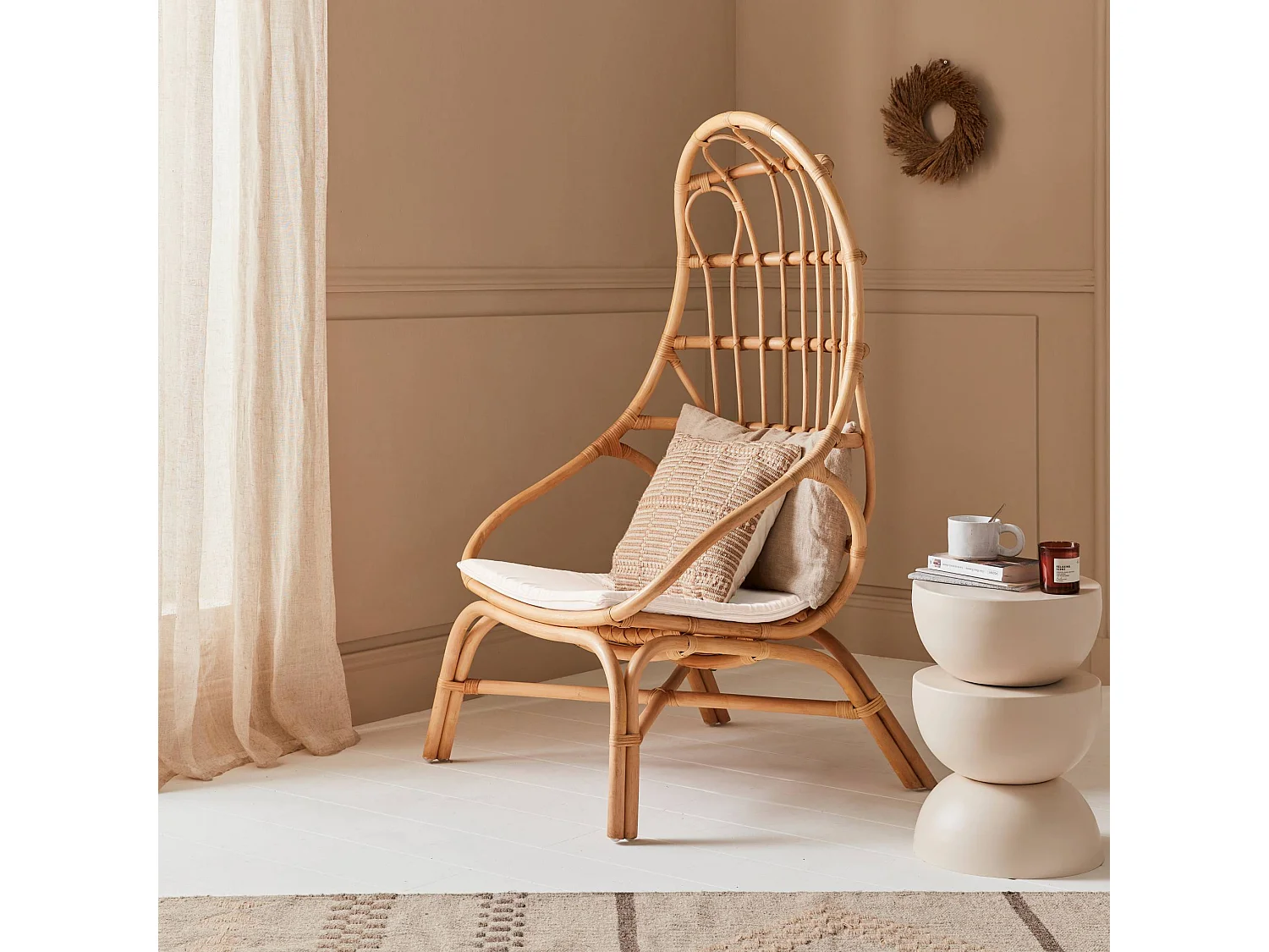 Sillón de ratán en forma de huevo con cojín natural