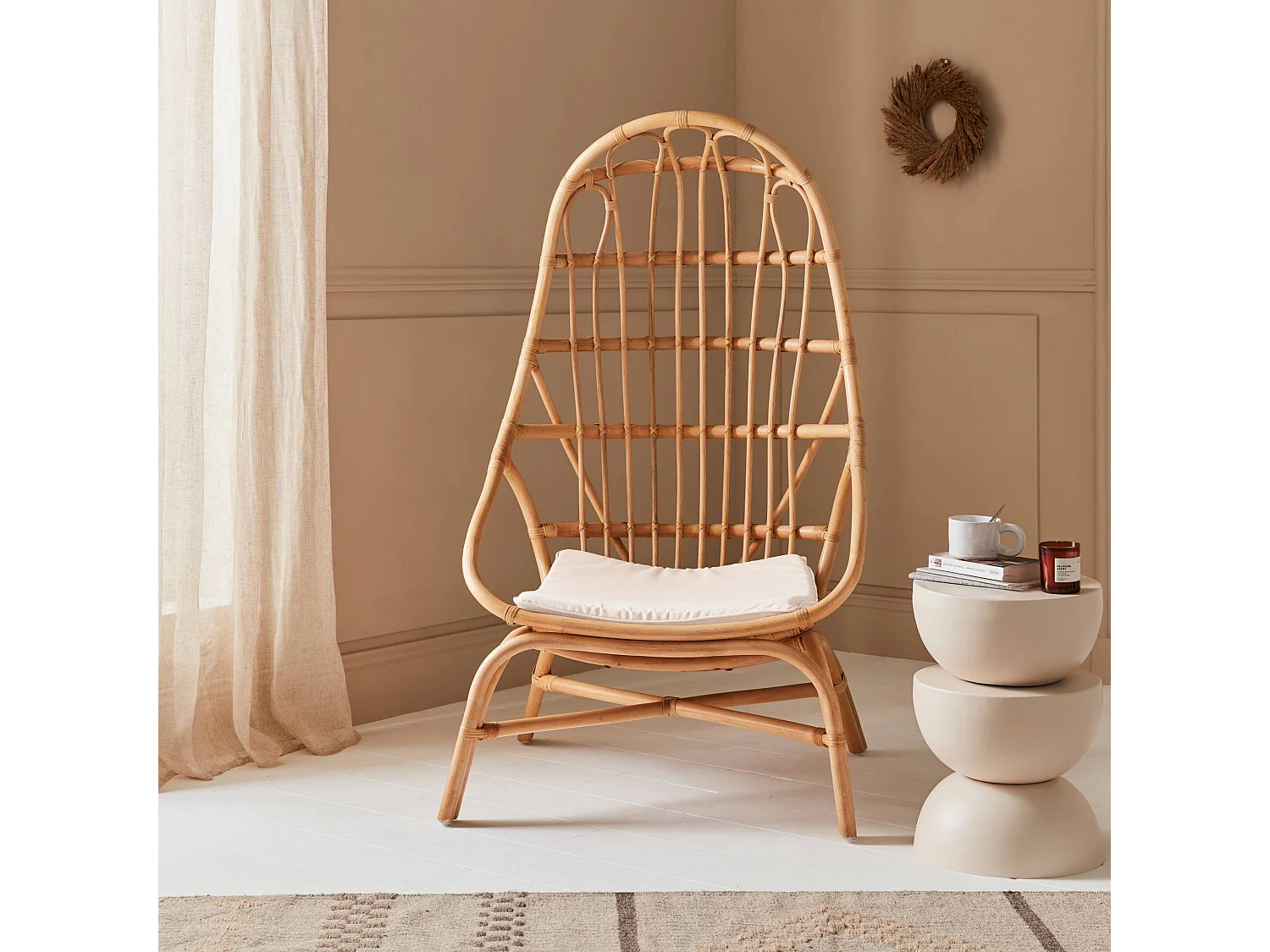 Sillón de ratán en forma de huevo con cojín natural