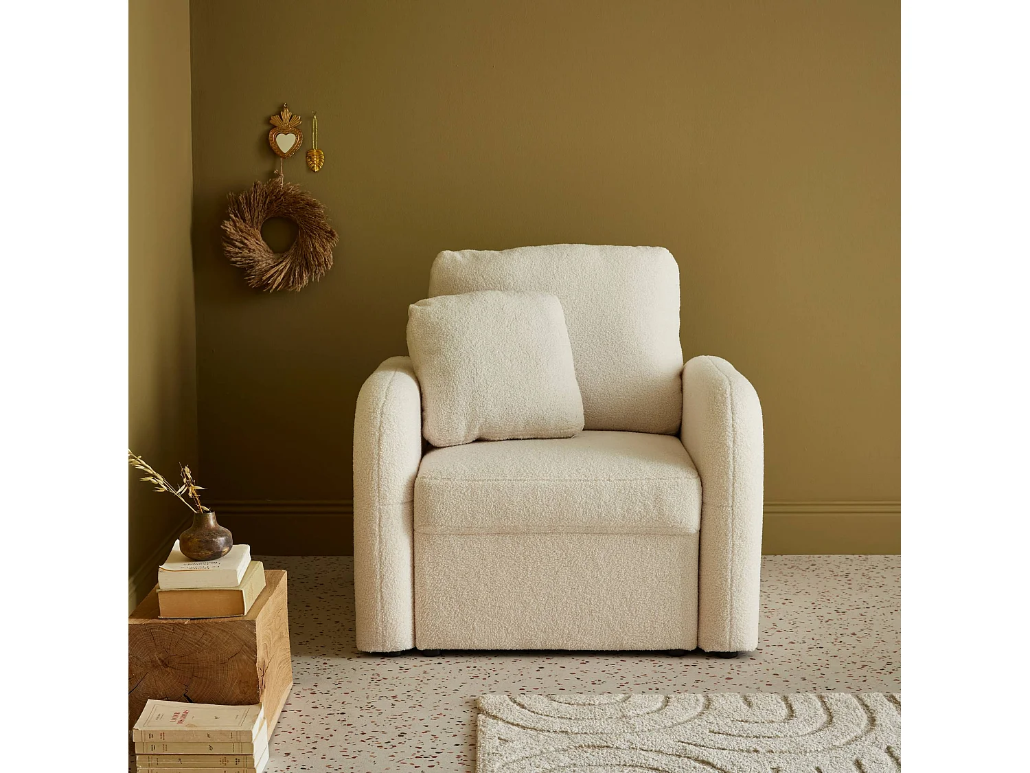 Sillón en tejido borreguito blanco, líneas redondeadas crema