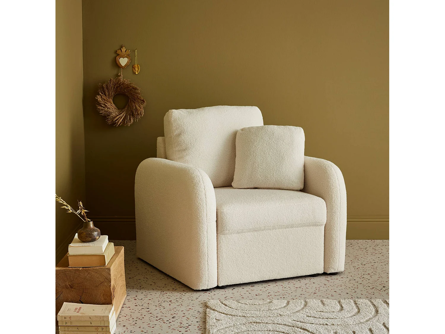 Sillón en tejido borreguito blanco, líneas redondeadas crema