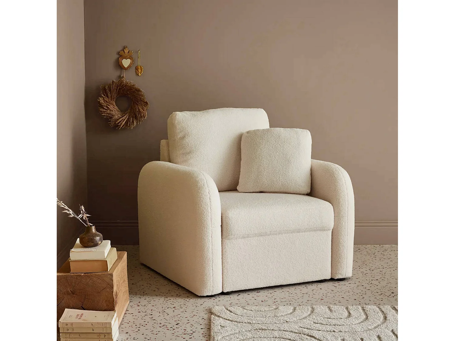 Fauteuil tissu bouclette crème. lignes arrondies. Milano. L 90 x P 85 x H 85cm