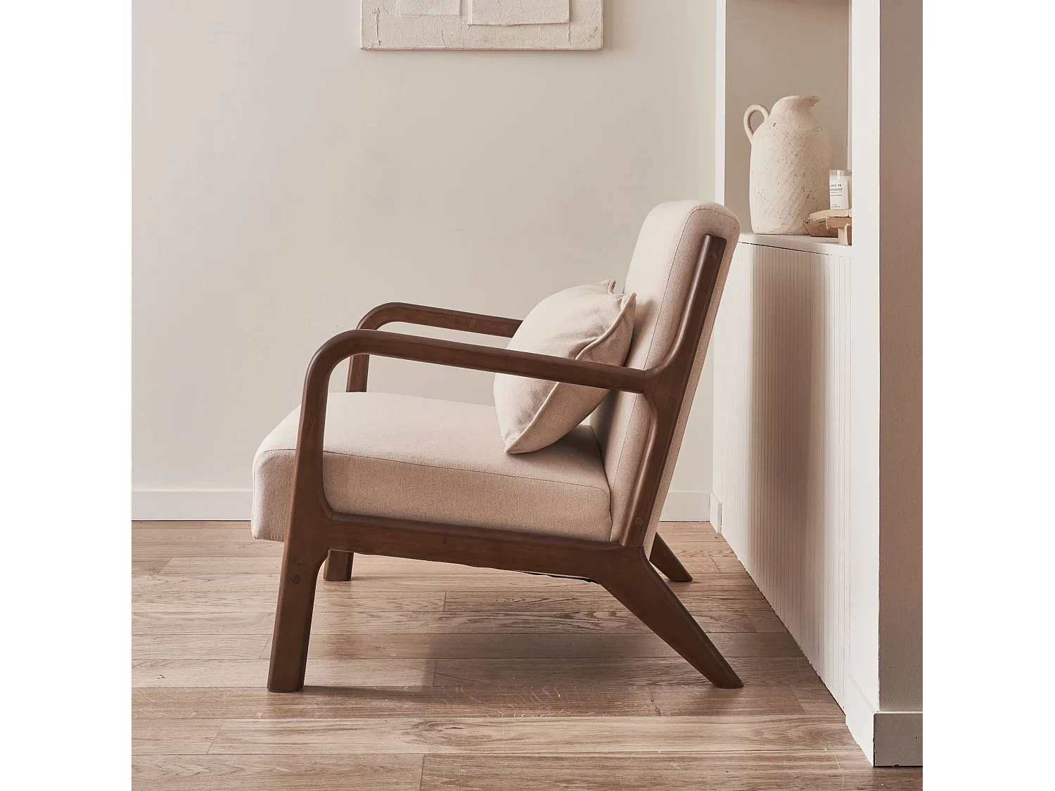 Sillón escandinavo de tela y madera de hevea beige