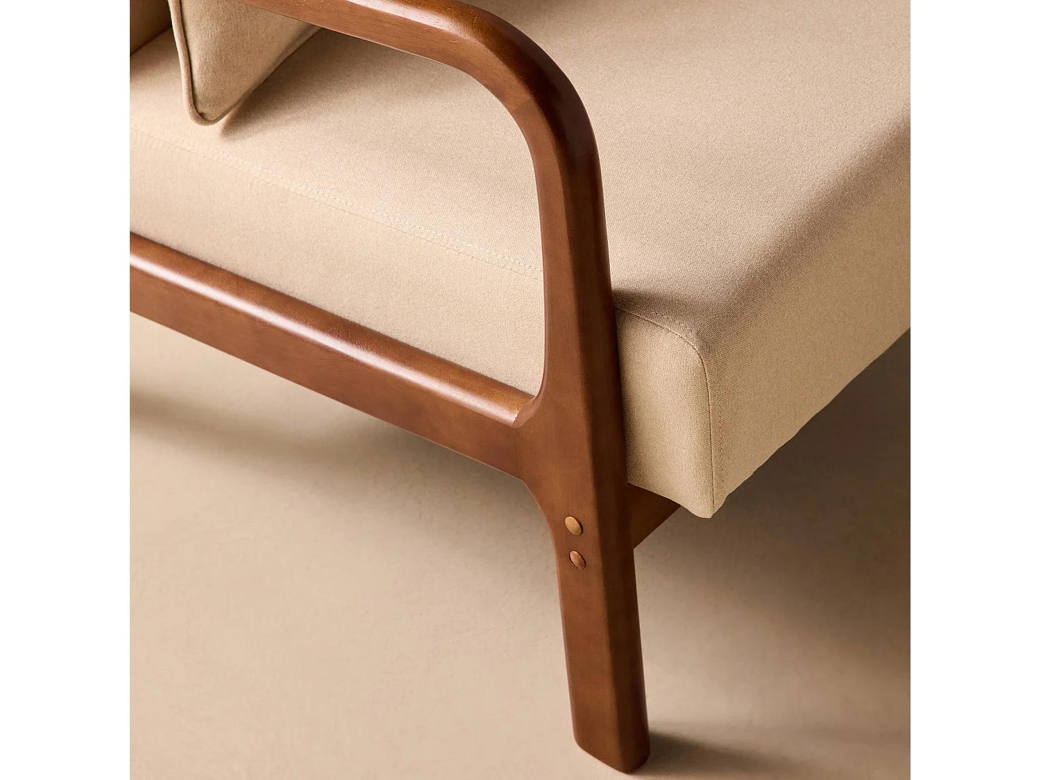 Sillón escandinavo de tela y madera de hevea beige