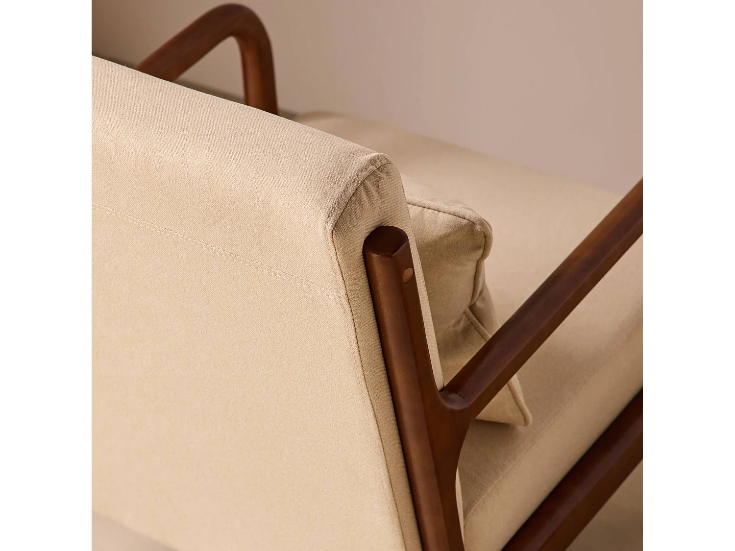 Sillón escandinavo de tela y madera de hevea beige