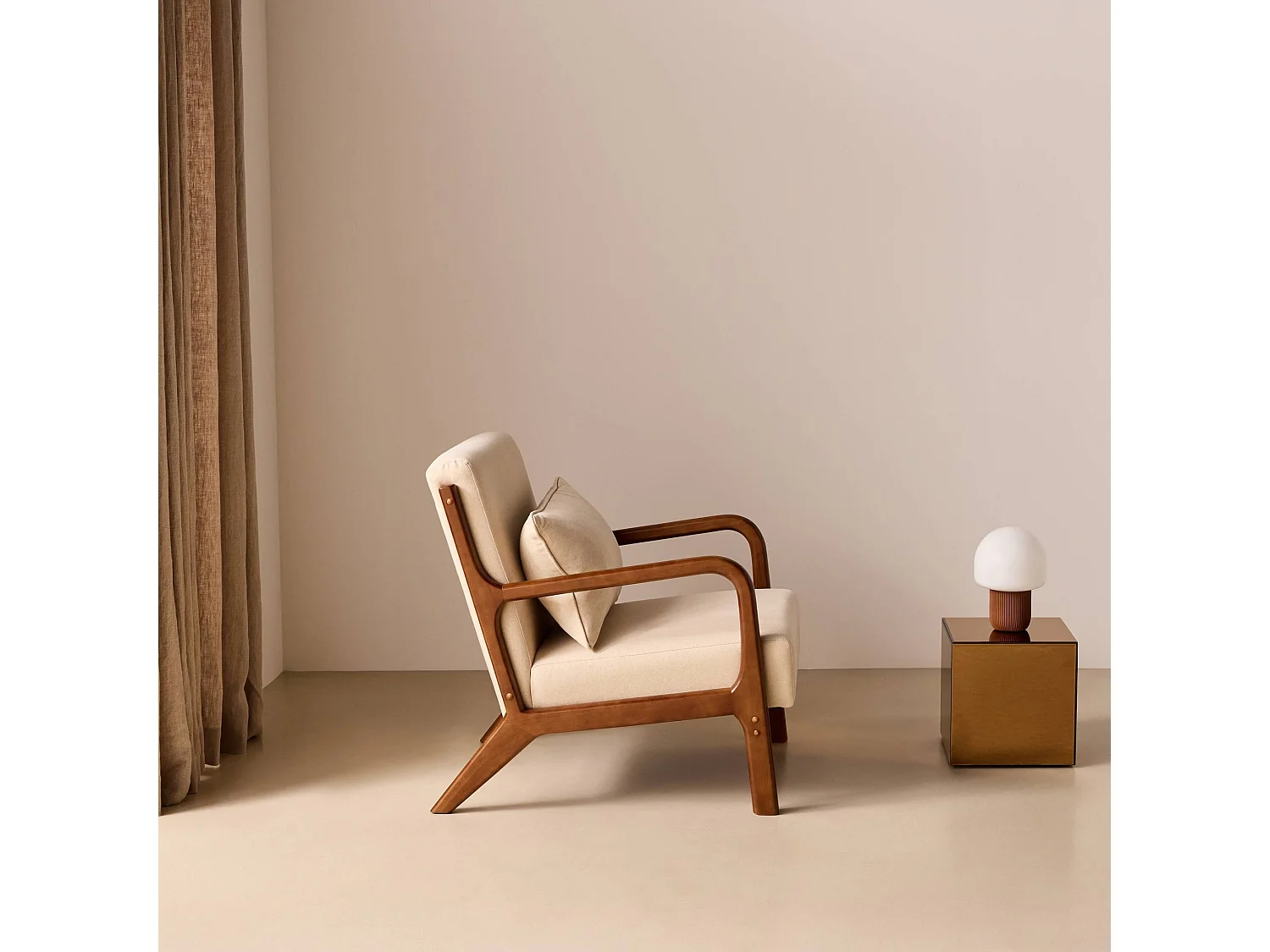 Sillón escandinavo de tela y madera de hevea beige