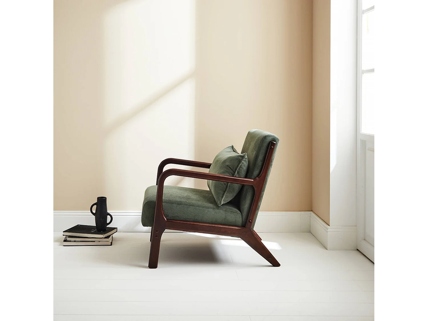 Fauteuil velours côtelé vert . pieds bois d'hévéa teinté wengé. 1 place droit fixe. pieds compas scandinave. structure en bois solide