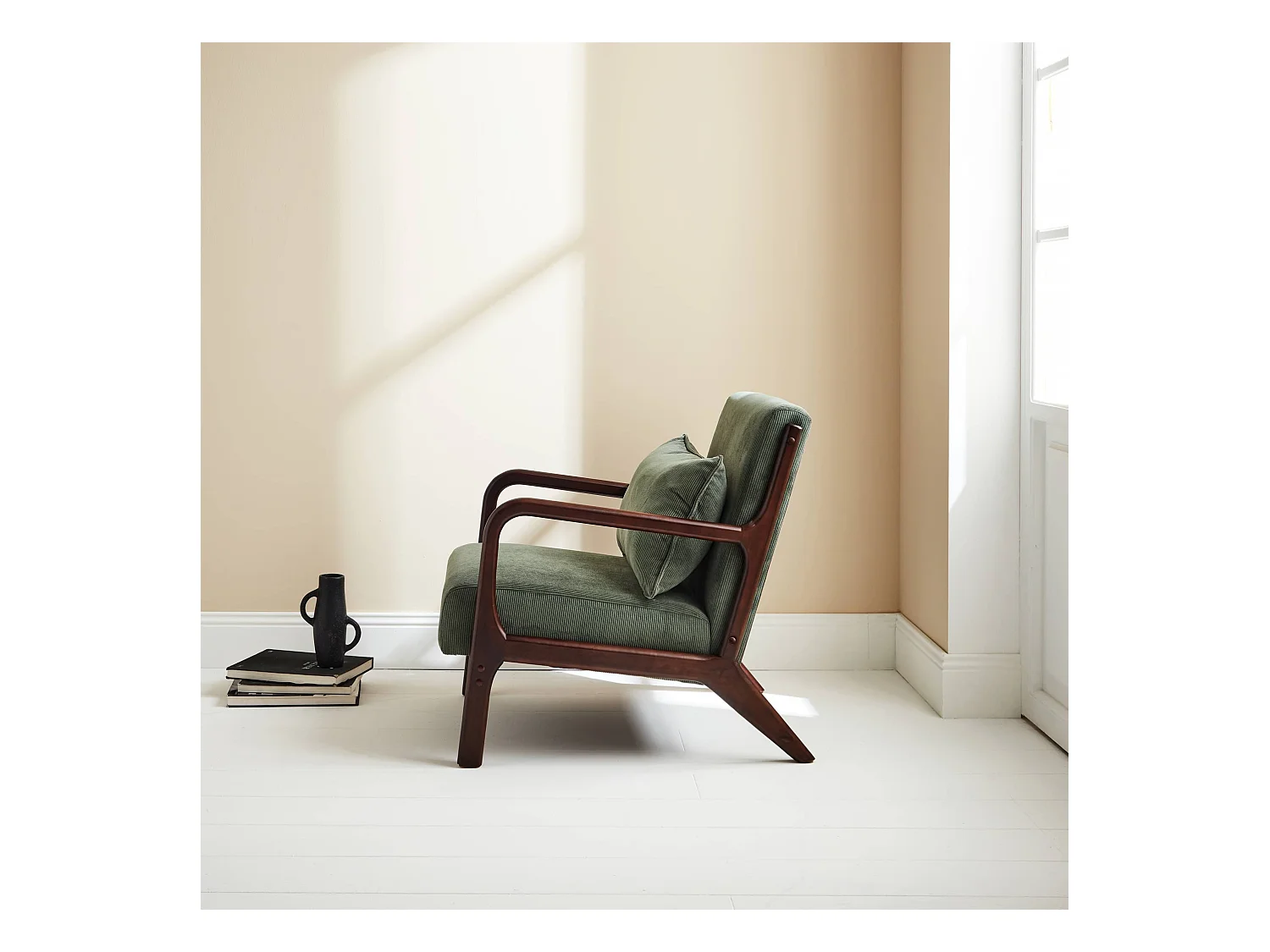 Fauteuil velours côtelé vert . pieds bois d'hévéa teinté wengé. 1 place droit fixe. pieds compas scandinave. structure en bois solide