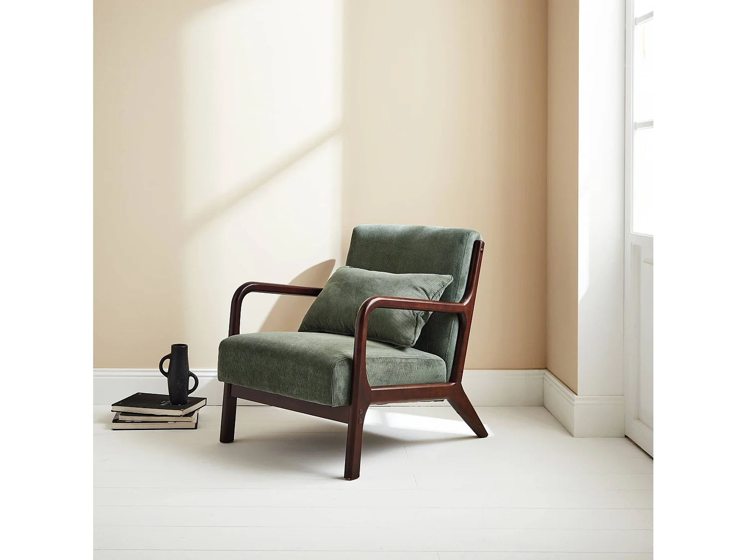 Fauteuil velours côtelé vert . pieds bois d'hévéa teinté wengé. 1 place droit fixe. pieds compas scandinave. structure en bois solide