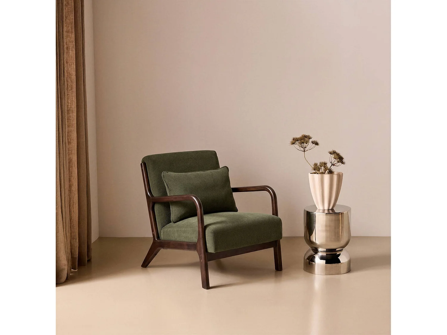 Sillón escandinavo de pana y madera de hevea verde