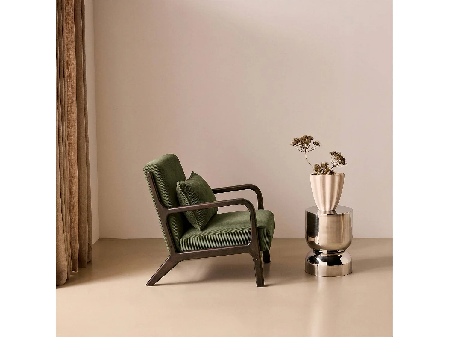 Sillón escandinavo de pana y madera de hevea verde