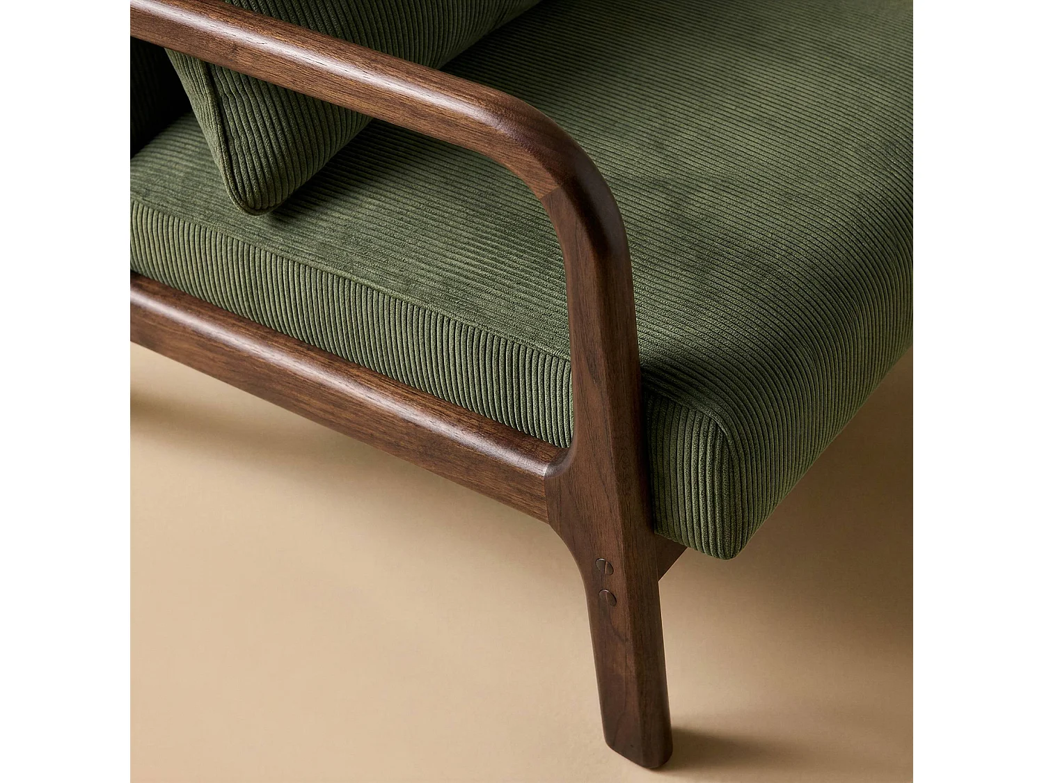 Sillón escandinavo de pana y madera de hevea verde