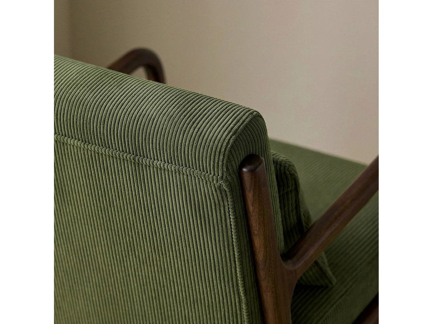 Sillón escandinavo de pana y madera de hevea verde