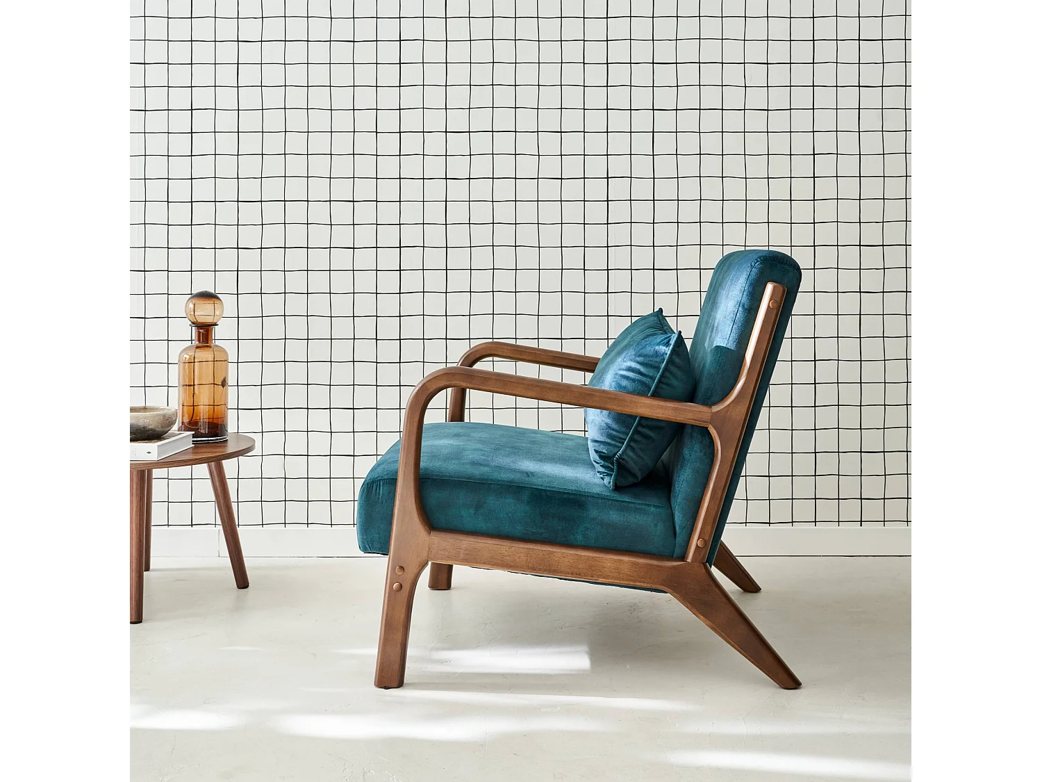 Fauteuil en velours bleu pétrole. pieds bois d'hévéa teinté noyer clair. 1 place droit fixe. pieds compas scandinave