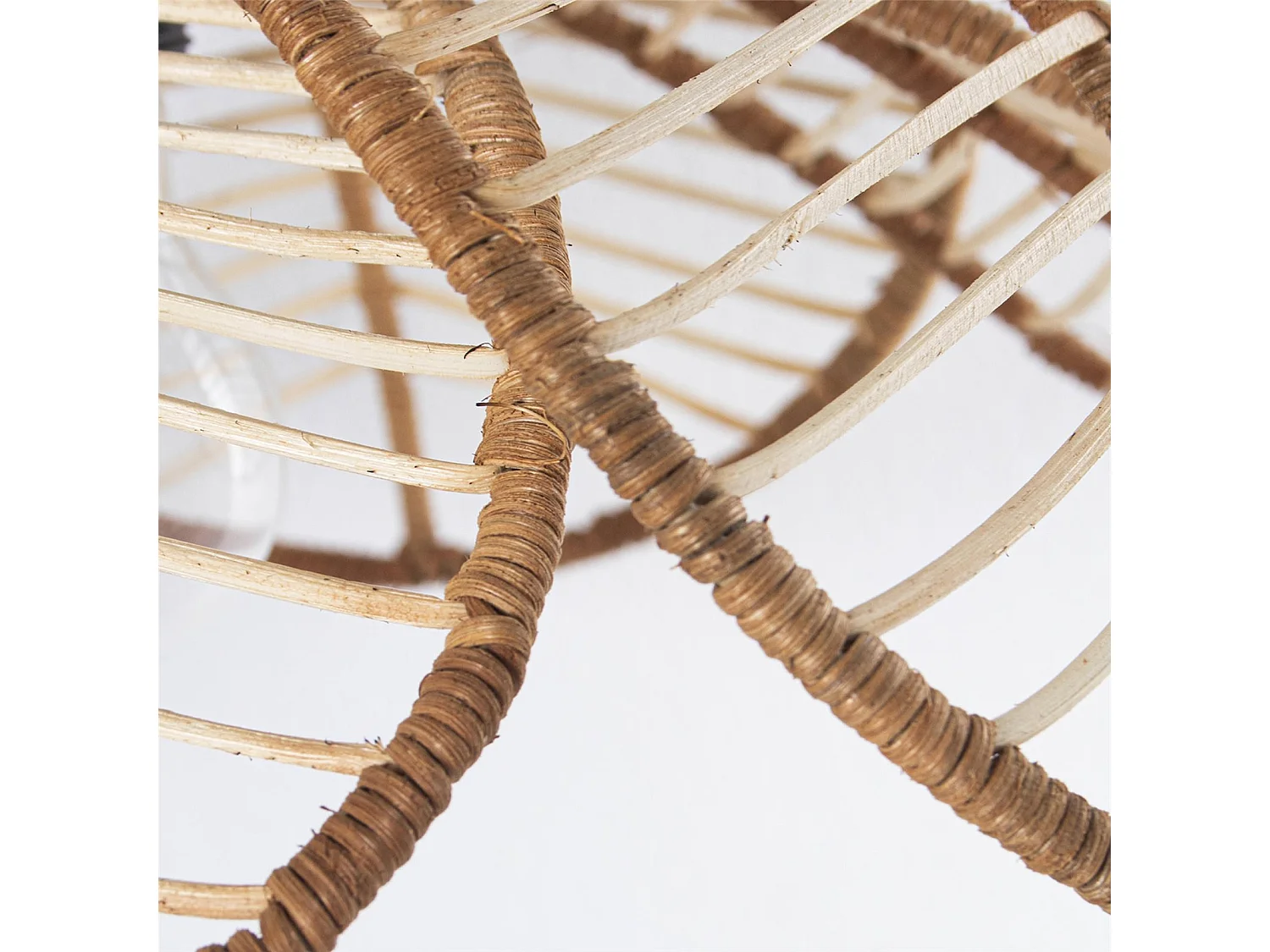 Suspension élégante en rotin pour ambiance naturelle
