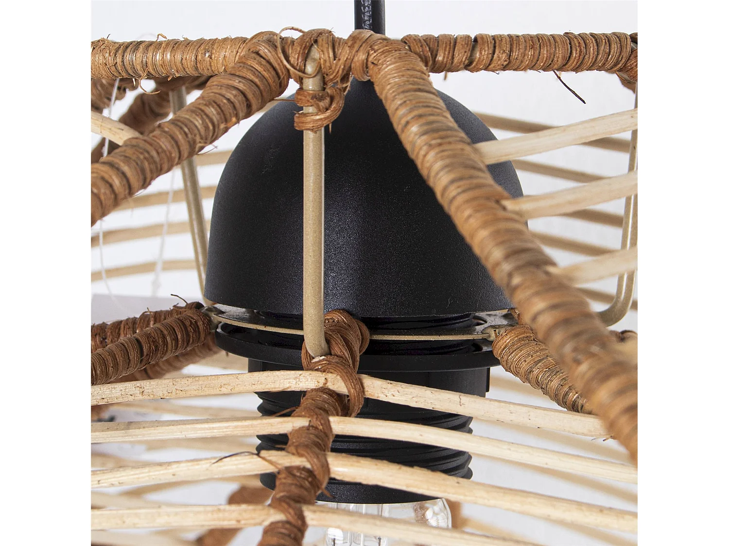 Suspension élégante en rotin pour ambiance naturelle