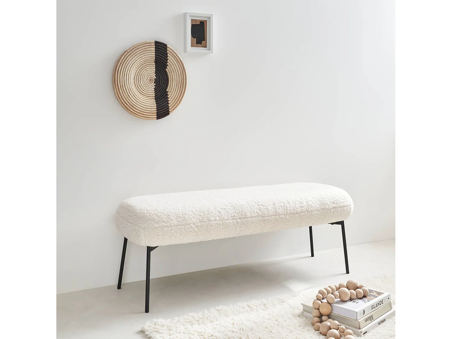 Banc. bout de lit avec revêtement bouclette. écru. pieds en métal noir. L 120 x P 41 x H 42.5cm