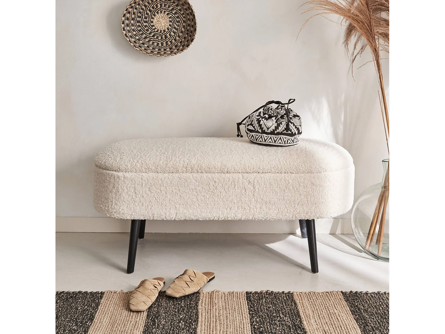 Banc coffre. bout de lit avec revêtement bouclette. écru. pieds en bois noir. L 112 x 44 x 50cm